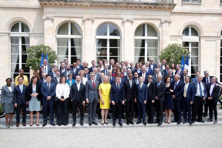 A lista de convidados de Macron incluiu os presidentes-executivos do Facebook, Mark Zuckerberg, da IBM, Virginia Rometty, da Intel, Brian Krzanich, da Microsoft, Satya Nadella, e uma série de outros importantes executivos do mundo corporativo.