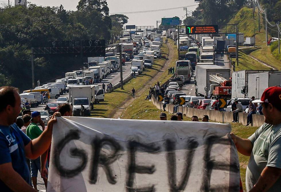 Os caminhoneiros não aceitaram o acordo proposto pelo governo e seguem em greve