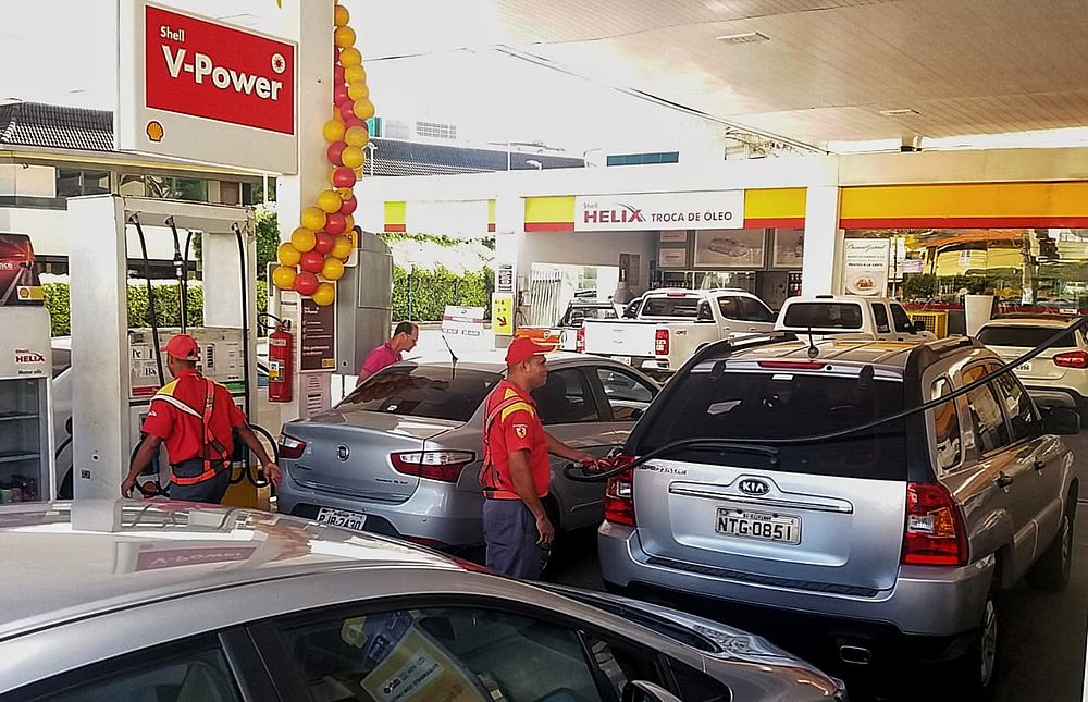 Consumidores estão fazendo estoque de gasolina (Foto: Evandro Veiga/CORREIO)