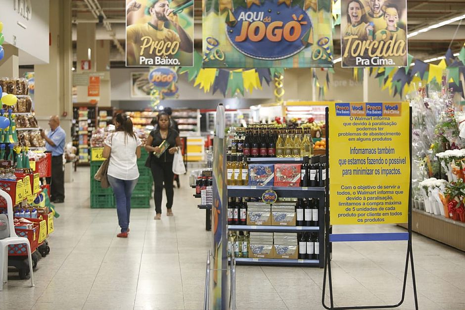 (Supermercado no Salvador Shopping tem aviso de restrição de vendas (Foto: Marina Silva/CORREIO)