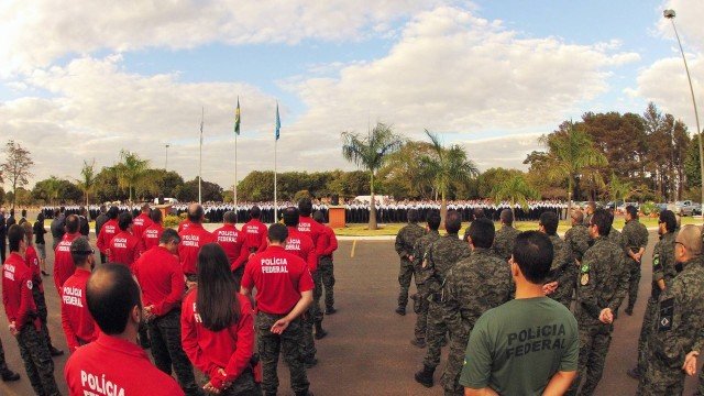 Salários - Ainda não foram divulgados, mas salários de agente, escrivão e papiloscopista ficam em torno de R$ 12,5 mil. Para perito e delegado, são cerca de R$ 23 mil.