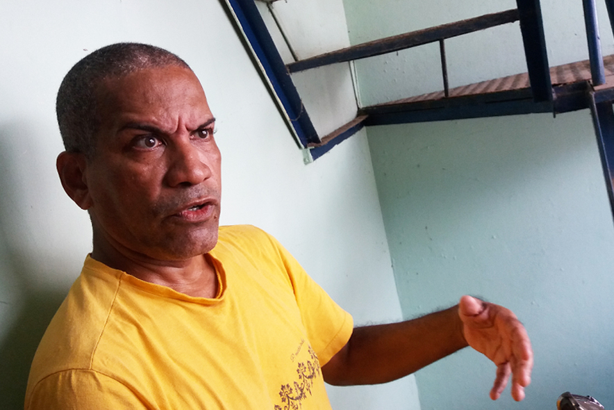 Edmundo dos Santos, namorado da suspeita, encontrou bebê morto e perguntou por que ela o afogou (Foto: Mauro Akin Nassor/CORREIO) Edmundo dos Santos, namorado da suspeita, encontrou bebê morto e perguntou por que ela o afogou (Foto: Mauro Akin Nassor/CORREIO)