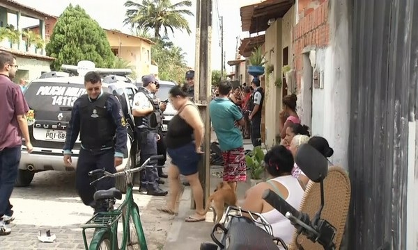Moradores tentaram entrar no quarto e apagar as chamas, mas o calor era muito forte. (Foto: Valdir Almeida/G1 Ceará) Moradores tentaram entrar no quarto e apagar as chamas, mas o calor era muito forte. (Foto: Valdir Almeida/G1 Ceará)