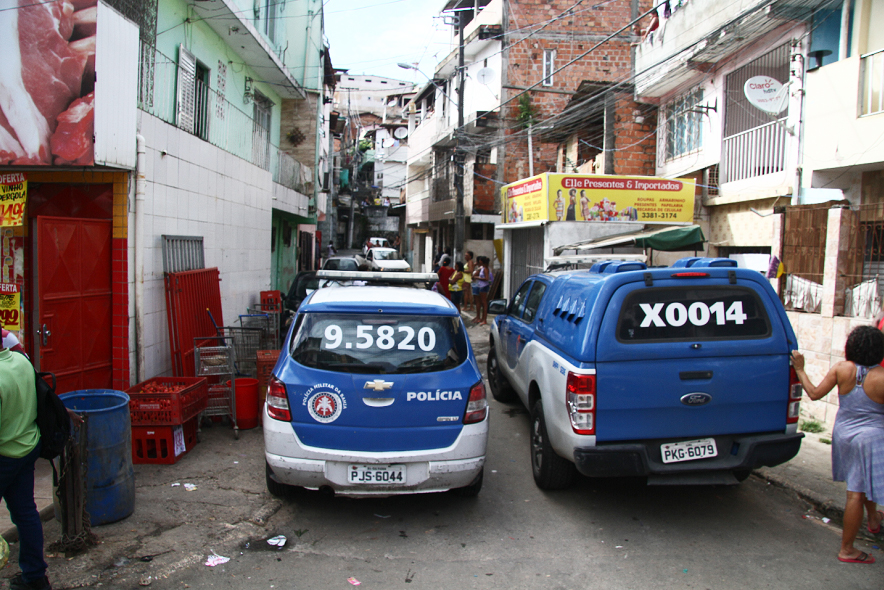 Viaturas na rua onde crime aconteceu, em Cosme de Farias. Crime chocou vizinhança (Foto: Mauro Akin Nassor/CORREIO) Viaturas na rua onde crime aconteceu, em Cosme de Farias. Crime chocou vizinhança (Foto: Mauro Akin Nassor/CORREIO)