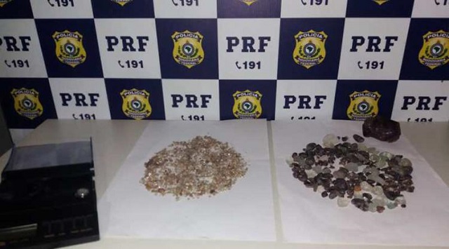 Os diamantes estavam escondidos nas roupas e na bolsa da mulher (Foto: Divulgação)
