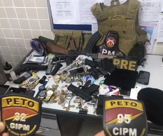 Armas, munições, colete balístico, relógios e drogas foram apreendidos (Foto: Divulgação)