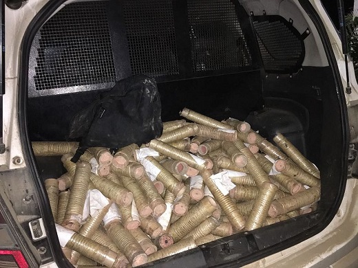 Foram apreendidos 62 espadas já prontas, 53 tubos, oito quilos de pólvora, pilão, uma faca, barbantes e bacias (Foto: Divulgação | SSP-BA)