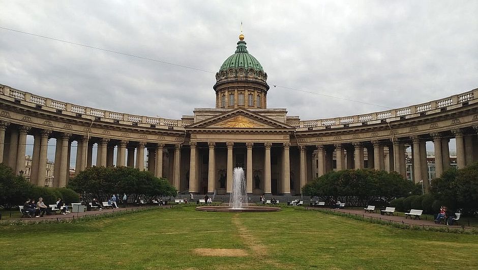 Catedral de Nossa Senhora de Kazan, em São Petersburgo, às 23h locais desta quinta (21) (Gabriel Rodrigues/CORREIO)