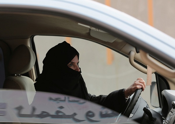 Foto de arquivo mostra Aziza Yousef dirigindo em uma estrada de Riyadh, na Arábia Saudita, em março de 2014, durante uma campanha contra a proibição de mulheres dirigirem no país (Foto: Hasan Jamali | AP | Arquivo)