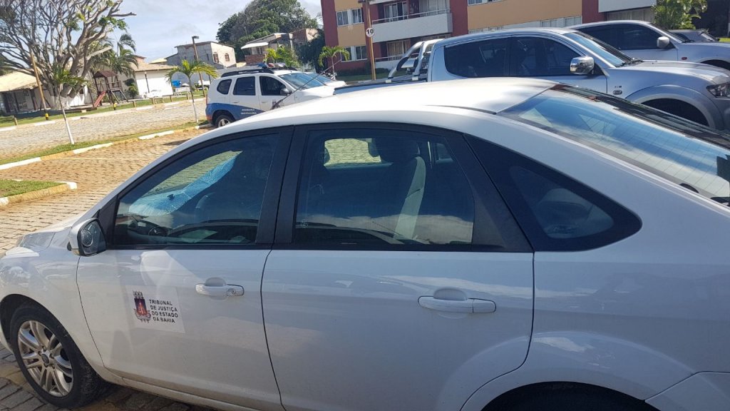 O carro ciirculava exibindo um adesivo do TJ-Ba nas portas (foto BNews) O carro ciirculava exibindo um adesivo do TJ-Ba nas portas (foto BNews)