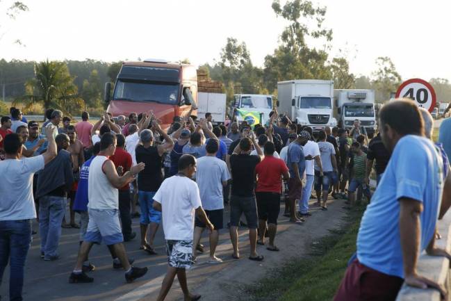 Os nomes da transportadora e do empresário preso não foram divulgados. De acordo com o superintendente, o objetivo era gerar o desabastecimento de grãos e de proteína animal na região da Serra, no estado (Foto: Agência Brasil)