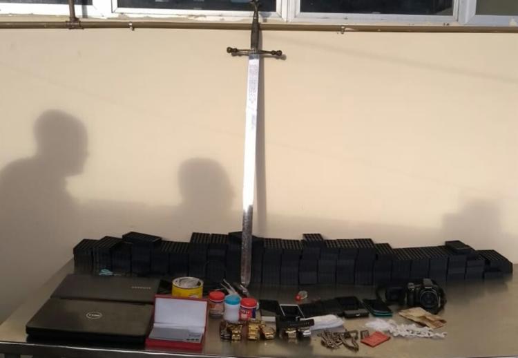 Além da espada, foram encontrados junto com Nahianderson, porções de maconha, cocaína e materiais para a comercialização de drogas (Foto A Tarde)