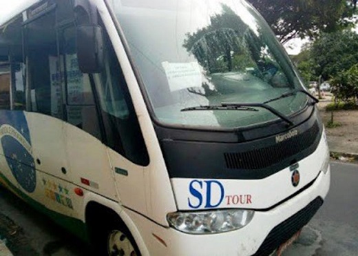 O micro-ônibus transportava policiais para a cidade de Amélia Rodrigues (Foto: Reprodução)