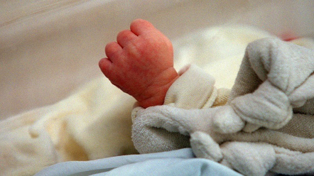 O bebê foi levado para um hospital local e, segundo as autoridades, está fora de perigo e se recupera bem de pequenos arranhões e hematomas