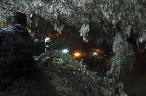 As equipes de socorro permanecerão dentro da caverna com os meninos e o técnico até que tenham condições de percorrer os mais de 3 km (Foto: Reprodução)