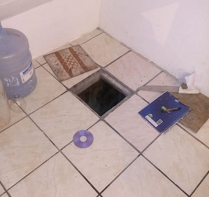 A instabilidade de um azulejo em um dos cômodos chamou atenção dos policiais civis (Foto: Divulgação SSP-BA)
