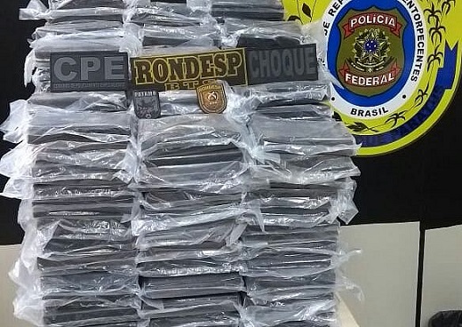 Dois revólveres calibre 38 e munições também foram encontrados com a quadrilha (Foto: Reprodução)