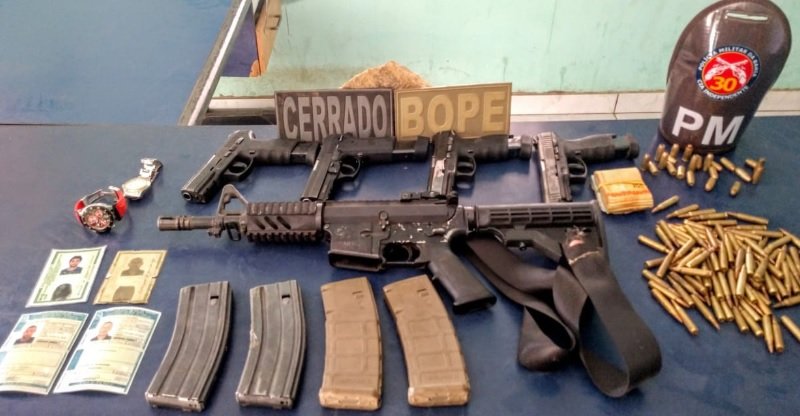 Material apreendido com os criminosos