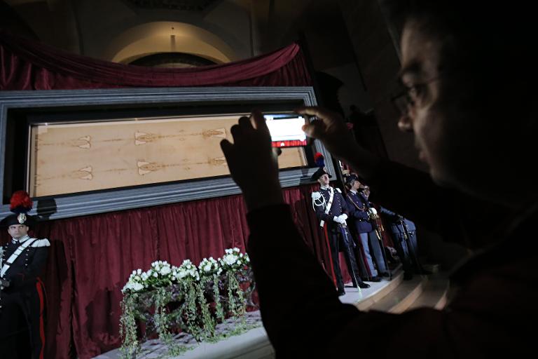 (2015) Homem fotografa o Santo Sudário durante apresentação à imprensa em Turim - AFP