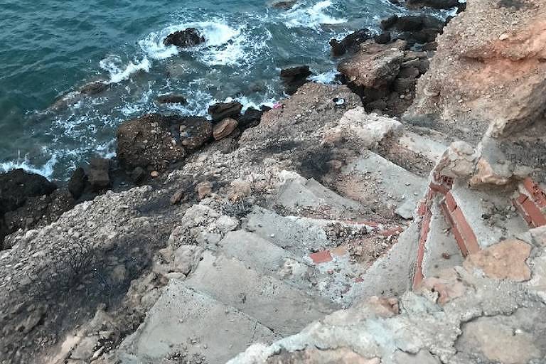 Grupo estava a dez passos de escadaria para escapar quando foi pego pelas chamas. Eles quase alcançaram a água.