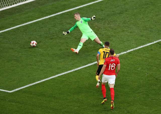 É o segundo da Béeelgica!! Hazard recebeu de De Bruyne, entrou na área e bateu rasteiro, deslocando o goleiro inglês Pickford. (Foto: Reuters/Anton Vaganov)