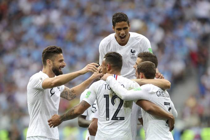 Companheiros de time comemoram com Antoine Griezmann, da França, o gol marcado nas quartas de final contra o Uruguai (Alexander Hassenstein/Getty Images)