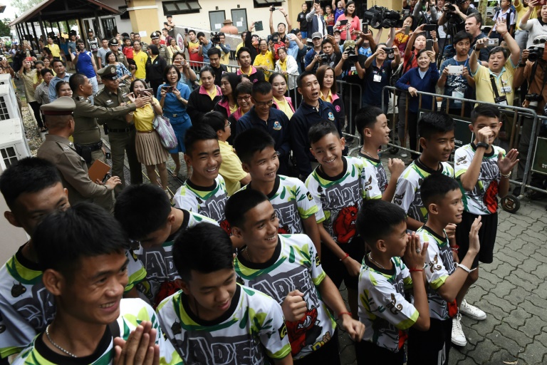 Os meninos resgatados chegam ao local da entrevista coletiva, em Chiang Rai - AFP