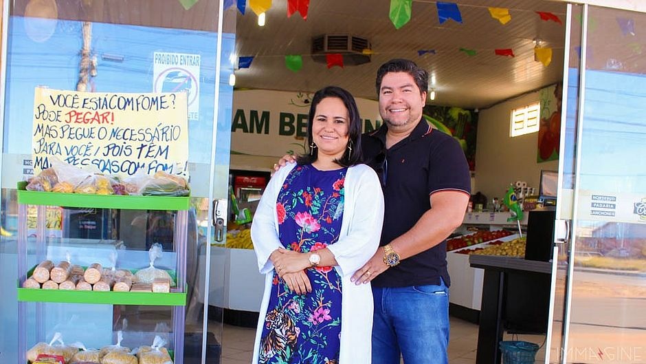 Os empresários Alisson e Érica Almeida ciaram uma prateleira de doações no mercado deles. Basta chegar e pegar (Foto: Acervo Pessoal)