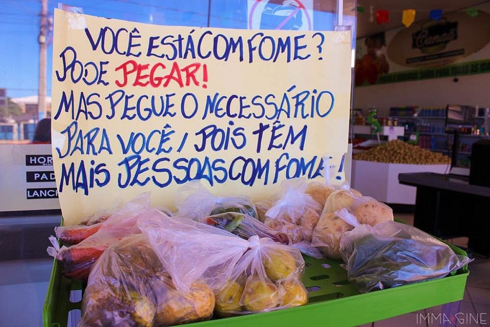 O casal doava produtos desde que abriram o primeiro mercado, há três anos, mas colocaram a placa há dois meses - Entre os alimentos, frutas, legumes e verduras (Foto: Acervo pessoal)