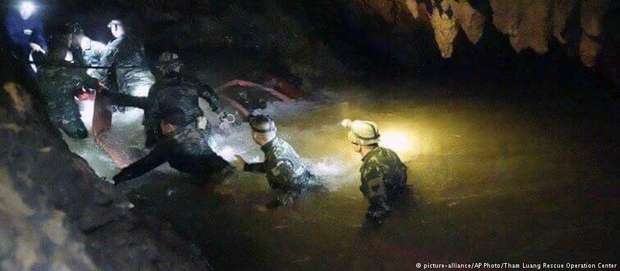 Equipe de elite da Marinha tailandesa tenta encontrar saída segura para grupo de jovens presos em caverna Foto: DW / Deutsche Welle