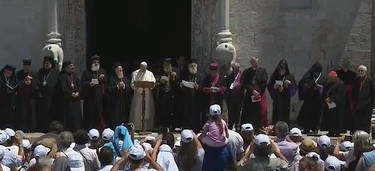 O papa decidiu reunir cerca de 20 bispos católicos e patriarcas ortodoxos para, segundo o Vaticano, fazer uma reflexão sobre a “dramática situação” no Oriente Médio, que “aflige tantos irmãos e irmãs na fé”.
