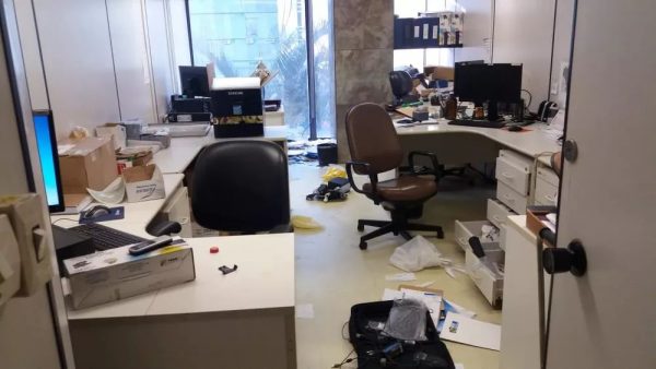 A invasão só foi percebida durante a manhã desta segunda-feira (16/7), quando os funcionários chegaram para trabalhar