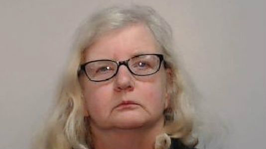 Coombes confessou à polícia que, após o crime, ela continuou morando na casa do seu pai e recebeu seus benefícios sociais.