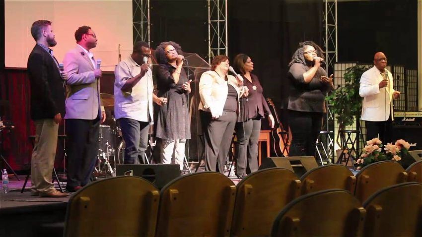 “Essa música trouxe cura e esperança para milhares de pessoas que a ouviram”, diz Karen Hall, integrante do grupo vocal.