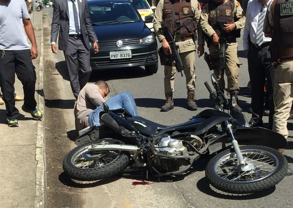 Policial militar foi preso em flagrante roubando no Imbuí; ele é um dos acusado de matar o jovem Geovane. (Foto do leitor).