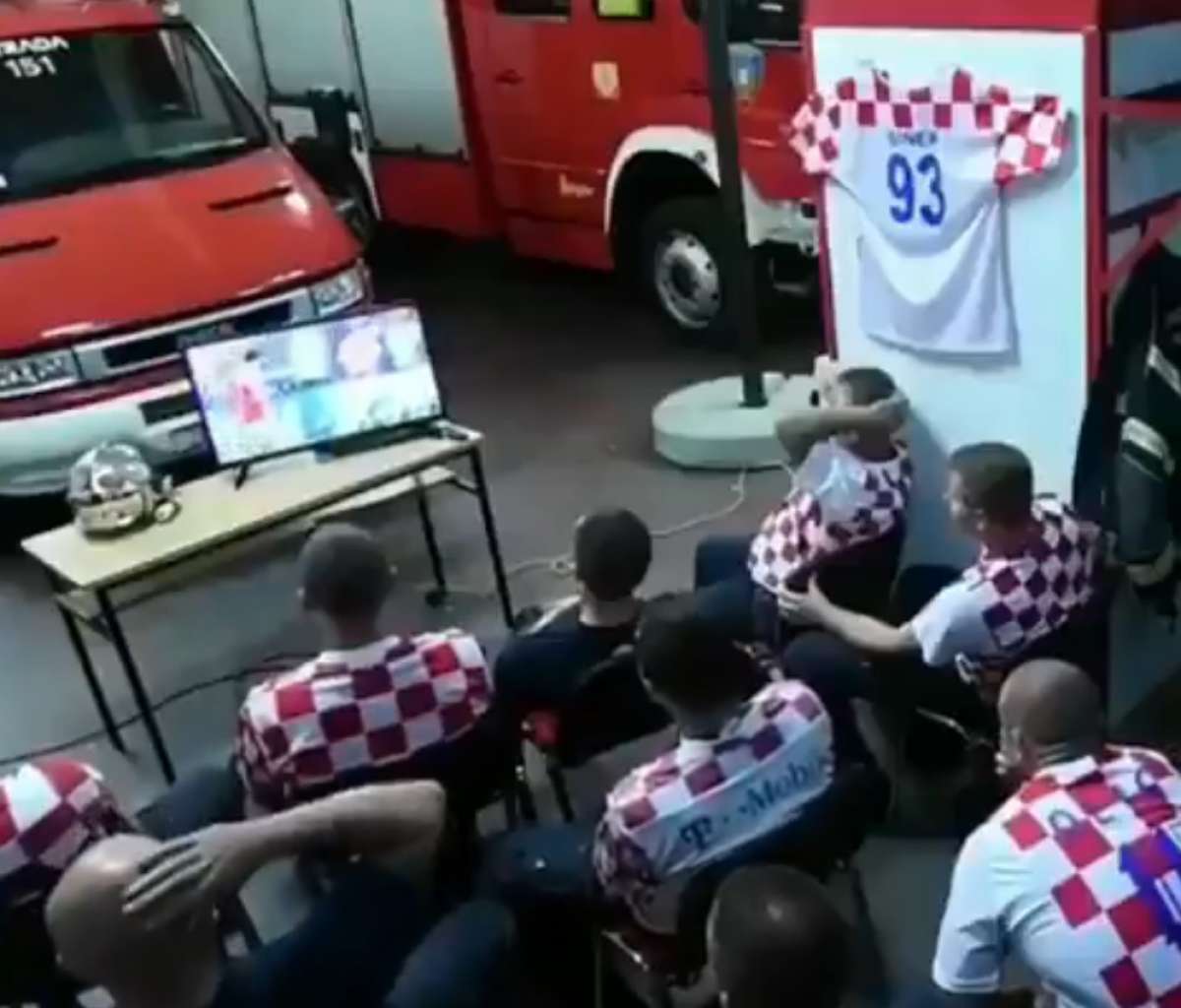 Bombeiros croatas foram interrompidos durante a disputa de pênaltis e nãp pensaram duas vezes diante do chamado do dever (é de fazer corar a cara de não poucos a atitude)