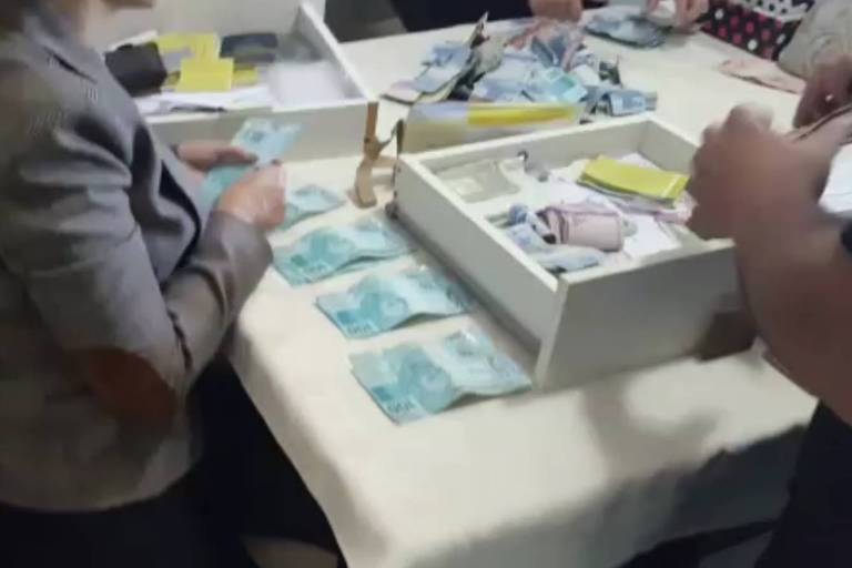 NOTA - 'O trabalhador é digno do seu salário' (1 Timóteo 5:17-18). Aqueles que FIELMENTE ministram a Palavra de Deus devem receber a devida compensação pelo seu trabalho. Isto observado, que F I E L M E N T E se está velando pelas almas do Pai, o disposto em 1 Coríntios 9:11 NÃO DEVE SAIR da mente do crente.