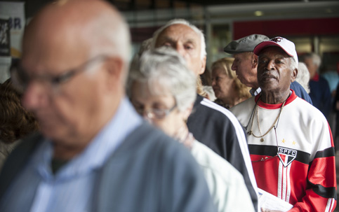 A desaposentação é a possibilidade de o aposentado pedir a revisão do benefício por ter voltado a trabalhar e a contribuir para a Previdência Social.
