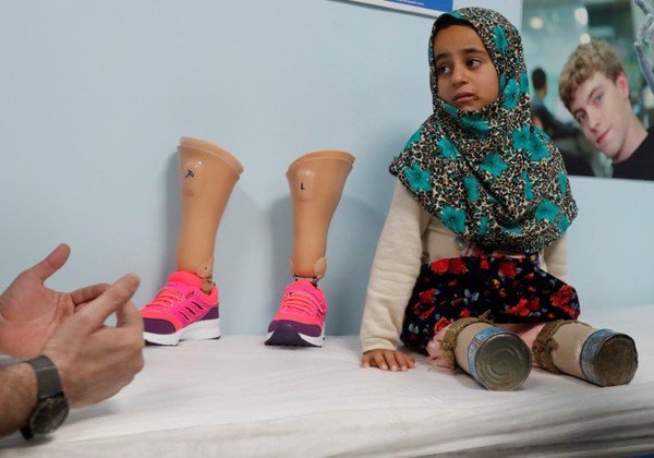 Maya Mehri em clínica de Istambul para receber prótese (Foto: REUTERS/Osman Orsal)
