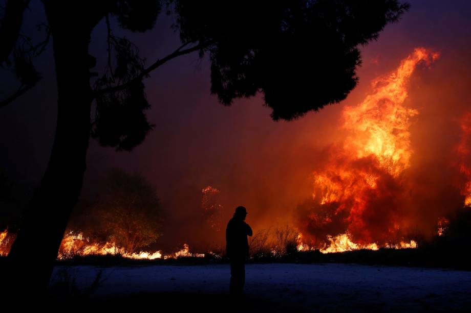 O cheiro acre, lufadas de vento com fumaça e montes de lixo incinerado davam à comunidade litorânea um ar de apocalipse