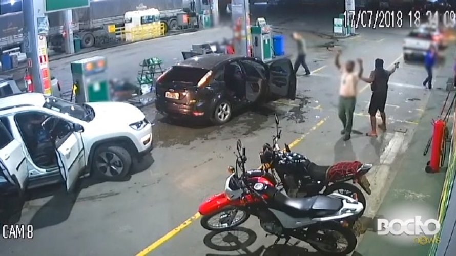 As imagens flagraram o momento da ação dos bandidos.