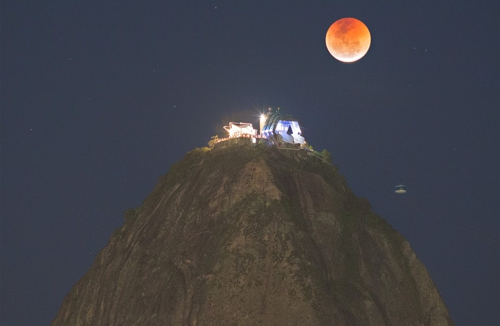 Eclipse lunar fotografado no Pão de Açúcar na sexta-feira, 27. (Foto: Carlos Kiko Fairbairn/Facebook)