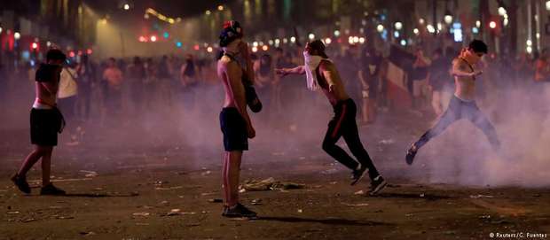 Jovens encapuzados causaram vandalismo e tumultos em Paris e entraram em confronto com policiais Foto: DW / Deutsche Welle