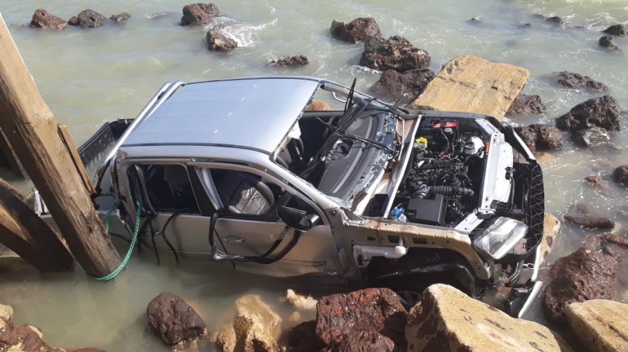 Maré destruiu o carro, que só não o arrastou por que populares o amarraram (BNews)