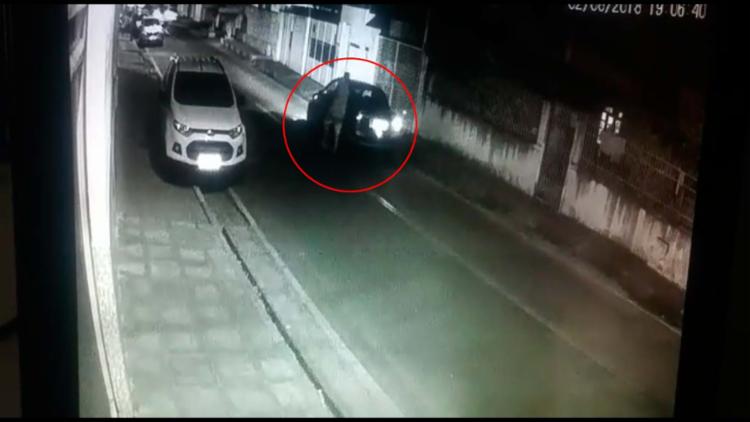 Imagens mostram um dos bandidos entrando num carro após o crime (Foto - Divulgação)