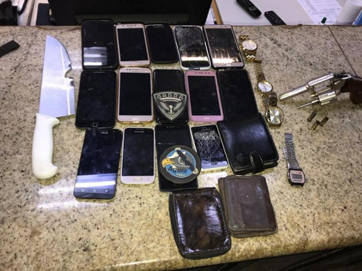Foram recuperados 14 celulares, quatro relógios, carteiras, mochilas e R$ 78 (Foto: Divulgação)