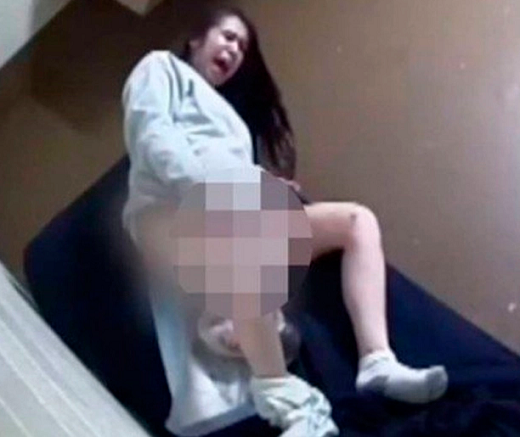 Imagens mostram Diana Sánchez, de 26 anos, deitada em um colchão duro e gritando enquanto tenta forçar a saída do bebê (Foto: Reprodução)