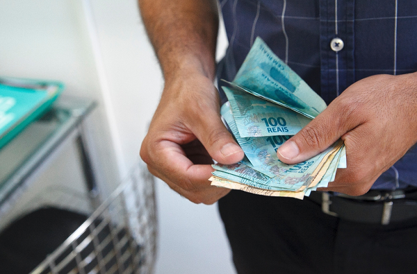 Os saques de até R$ 3 mil podem ser feitos com o Cartão do Cidadão e a senha cadastrada nos terminais de autoatendimento (Foto: Reprodução)