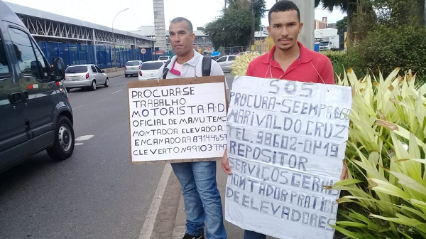 Desempregados, irmãos recorrem a placas com pedido de emprego em Salvador (Foto: Cid Vaz | TV Bahia)
