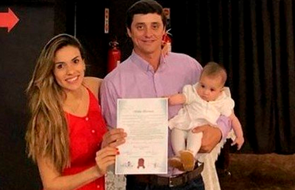 Fael ao lado da mulher, a dentista Anna Flavia Moreira e sua filha. No registro, ele mostra o diploma que recebeu como 'Líder espiritual da família' (Foto: Reprodução)
